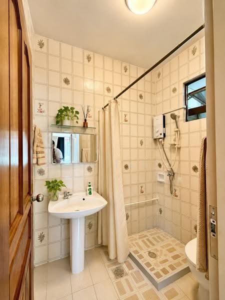 Clementi Park, 137 Sunset Way, Clementi Park / Upper Bukit Timah, 2 Bedrooms, 1,076 sqft, Condominium For Sale, by MOHD FARID, 500252788 - Bathroom - PropertyGuru.com.sg