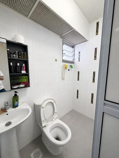 421 Clementi Avenue 1, 421 Clementi Avenue 1, Buona Vista / West Coast / Clementi New Town, 3 Bedrooms, 980 sqft, HDB Flat For Sale, by Christopher Yap, 500252799 - Bathroom - PropertyGuru.com.sg