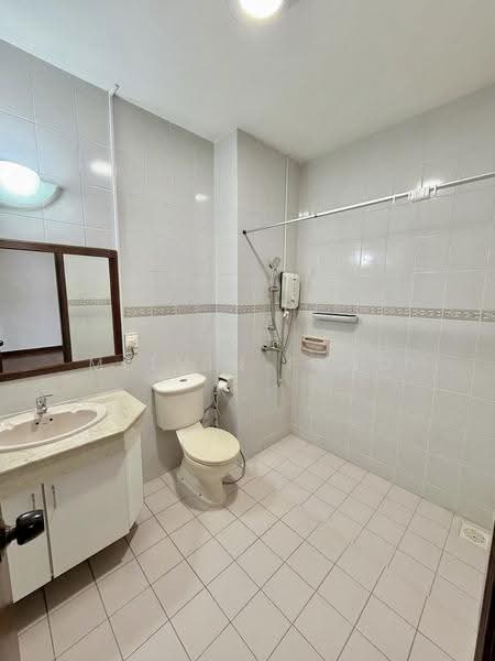 Landed House on Saraca Walk, Saraca Walk, Seletar / Yio Chu Kang, 4 Bedrooms, 3,000 sqft, Terraced House For Rent, by Melvin Fang, 500252818 - Common Bathroom on Level 2 - PropertyGuru.com.sg