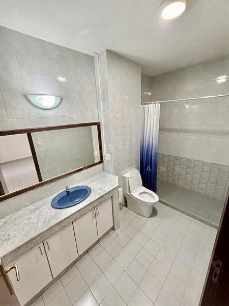 Landed House on Saraca Walk, Saraca Walk, Seletar / Yio Chu Kang, 4 Bedrooms, 3,000 sqft, Terraced House For Rent, by Melvin Fang, 500252818 - Master Bathroom on Level 2 - PropertyGuru.com.sg