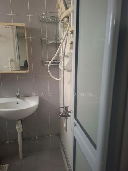 536 Jurong West Street 52, 536 Jurong West Street 52, Boon Lay / Jurong / Tuas, Room Rental, 200 sqft, HDB Flat For Rent, by Mac Wong, 500252860 - Bathroom - PropertyGuru.com.sg
