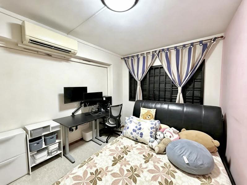 345 Kang Ching Road, 345 Kang Ching Road, Boon Lay / Jurong / Tuas, 3 Bedrooms, 1,098 sqft, HDB Flat For Sale, by Kyean Lim, 500252874 - Common bedroom - PropertyGuru.com.sg