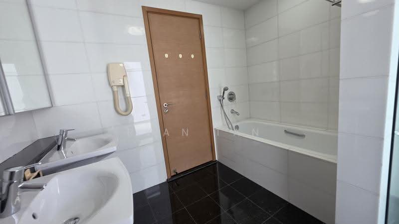 Urban Edge @ Holland V, 2 Ford Avenue, Tanglin / Holland / Bukit Timah, 3 Bedrooms, 1,776 sqft, Apartment For Sale, by Ryan Tan, 500252920 - Bathroom - PropertyGuru.com.sg
