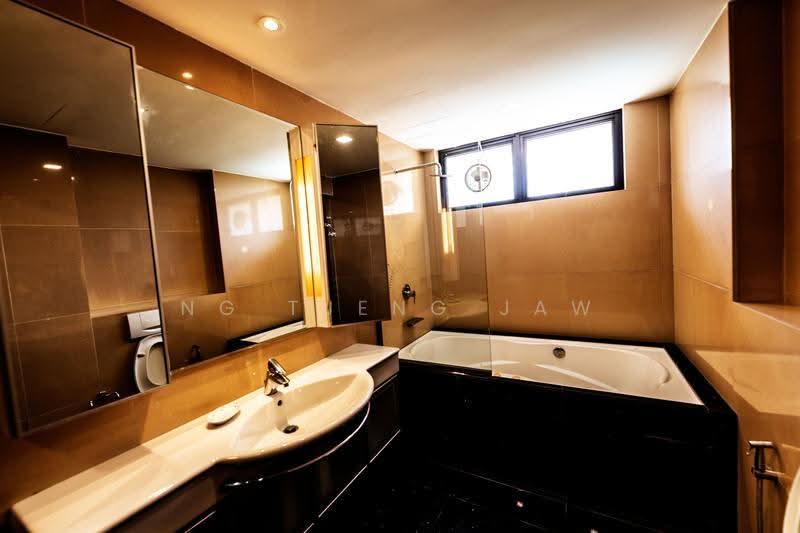 Yong An Park, 331 River Valley Road, Orchard / River Valley, 3 Bedrooms, 1,808 sqft, Condominium For Rent, by Ng Tjeng Jaw, 500252932 - Bathroom - PropertyGuru.com.sg
