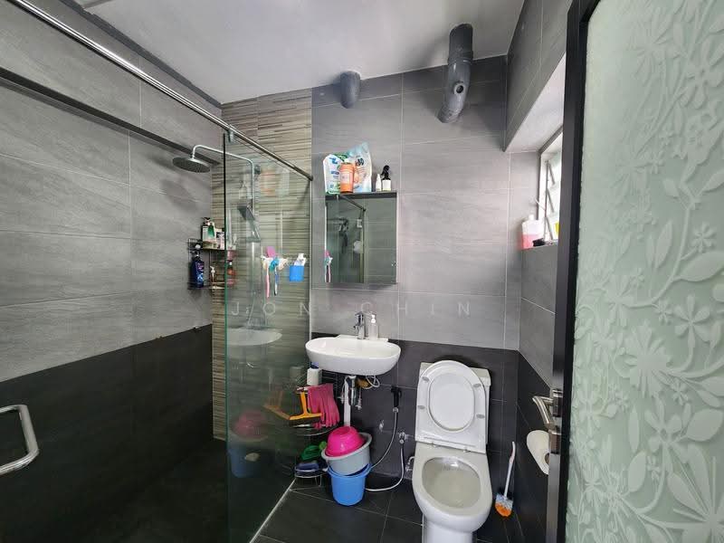 117 Bukit Batok West Avenue 6, 117 Bukit Batok West Avenue 6, Dairy Farm / Bukit Panjang / Choa Chu Kang, 3 Bedrooms, 1,421 sqft, HDB Flat For Rent, by Jon Chin, 500252948 - Bathroom 1 - PropertyGuru.com.sg