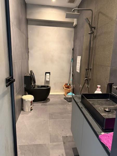 Kapo Factory Building, 80 Playfair Road, Macpherson / Potong Pasir, 2,400 sqft, Light Industrial (B1) For Sale, by Robin Chan, 500252966 - Bathroom - CommercialGuru.com.sg