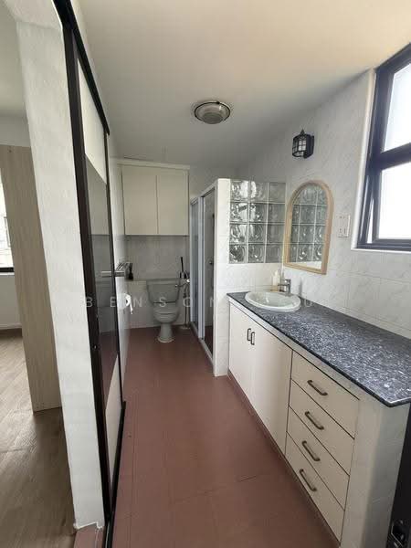 Botanic Gardens View, 1 Taman Serasi, Tanglin / Holland / Bukit Timah, 3 Bedrooms, 1,410 sqft, Apartment For Rent, by Benson Lau, 500252999 - Adjoining bathroom to master - PropertyGuru.com.sg