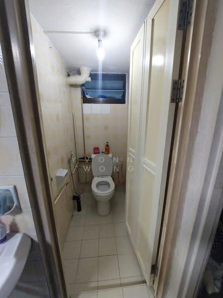 63 Kallang Bahru, 63 Kallang Bahru, Balestier / Toa Payoh, 2 Bedrooms, 699 sqft, HDB Flat For Sale, by Yvonne Wong, 500253017 - Bathroom - PropertyGuru.com.sg