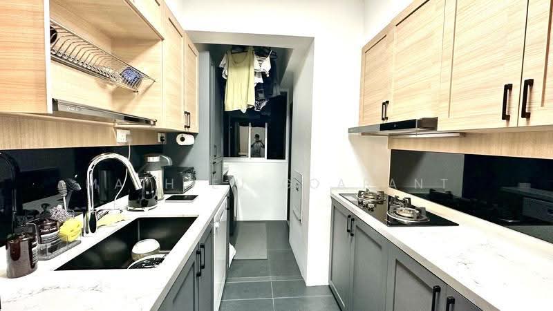Castle Green, 485 Yio Chu Kang Road, Mandai / Upper Thomson, 2 Bedrooms, 947 sqft, Condominium For Sale, by Mathieu GOARANT, 500253045 - Kitchen - PropertyGuru.com.sg