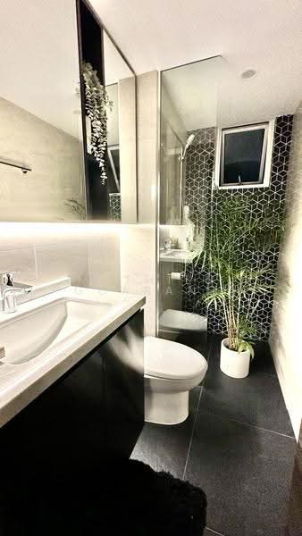 Castle Green, 485 Yio Chu Kang Road, Mandai / Upper Thomson, 2 Bedrooms, 947 sqft, Condominium For Sale, by Mathieu GOARANT, 500253045 - Bathroom - PropertyGuru.com.sg