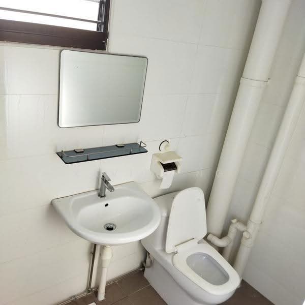 229 Yishun Street 21, 229 Yishun Street 21, Sembawang / Yishun, 3 Bedrooms, 1,302 sqft, HDB Flat For Rent, by Xavier Ng, 500253082 - Bathroom - PropertyGuru.com.sg