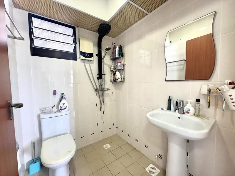 365A Upper Serangoon Road, 365A Upper Serangoon Road, Hougang / Punggol / Sengkang, 2 Bedrooms, 721 sqft, HDB Flat For Sale, by Heidi Ho, 500253137 - Bathroom - PropertyGuru.com.sg