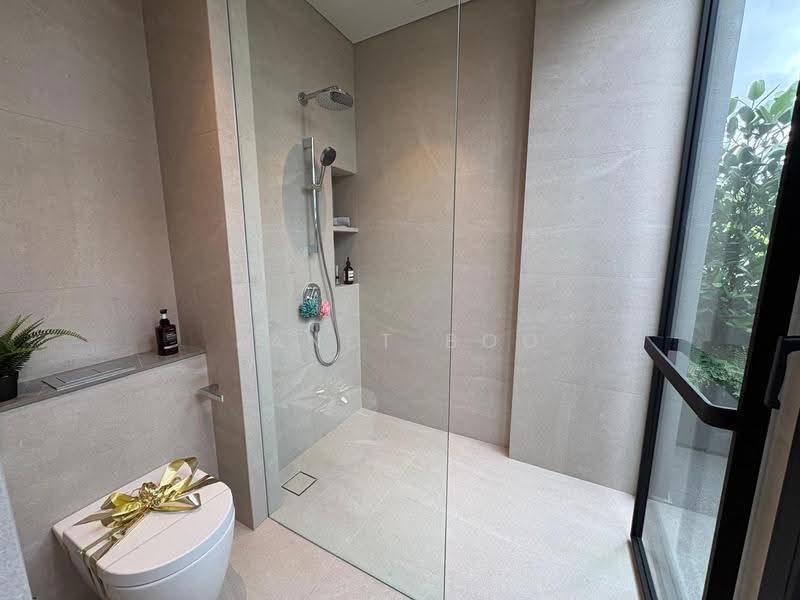 Exclusive Semi-D With Lift And Pool Located At Prime District 10, Tanglin / Holland / Bukit Timah, 5 Bedrooms, 6,764 sqft, Semi-Detached House For Sale, by Janet Boo, 500253155 - Bathroom - PropertyGuru.com.sg