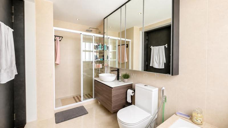 The Shaughnessy, 2 Miltonia Close, Sembawang / Yishun, 5 Bedrooms, 3,283 sqft, Terraced House For Sale, by Joyce M Wong, 500253158 - Master Bathroom - PropertyGuru.com.sg