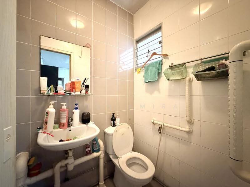 526 Bedok North Street 3, 526 Bedok North Street 3, Bedok / Upper East Coast, 2 Bedrooms, 721 sqft, HDB Flat For Sale, by Fatin Amira, 500253166 - Bathroom - PropertyGuru.com.sg