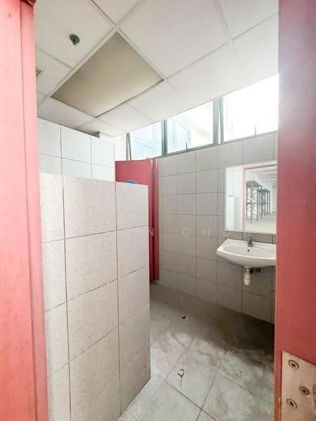CSI Distribution Centre, 2 Kim Chuan Drive, Hougang / Punggol / Sengkang, 6,000 sqft, Factory / Workshop (B2) For Rent, by Calvin Choh, 500253177 - Bathroom - CommercialGuru.com.sg