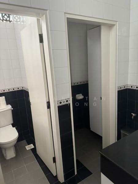 Neil Road, Neil Road, Chinatown / Tanjong Pagar, 1,088 sqft, Office For Rent, by Bryant Tan Zhi Yong, 500253203 - Bathroom - CommercialGuru.com.sg