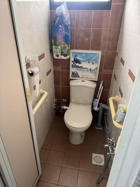 213 Lorong 8 Toa Payoh, 213 Lorong 8 Toa Payoh, Balestier / Toa Payoh, 3 Bedrooms, 883 sqft, HDB Flat For Sale, by Arnald Chan, 500253240 - Bathroom - PropertyGuru.com.sg