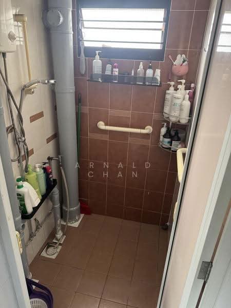 213 Lorong 8 Toa Payoh, 213 Lorong 8 Toa Payoh, Balestier / Toa Payoh, 3 Bedrooms, 883 sqft, HDB Flat For Sale, by Arnald Chan, 500253240 - Bathroom - PropertyGuru.com.sg
