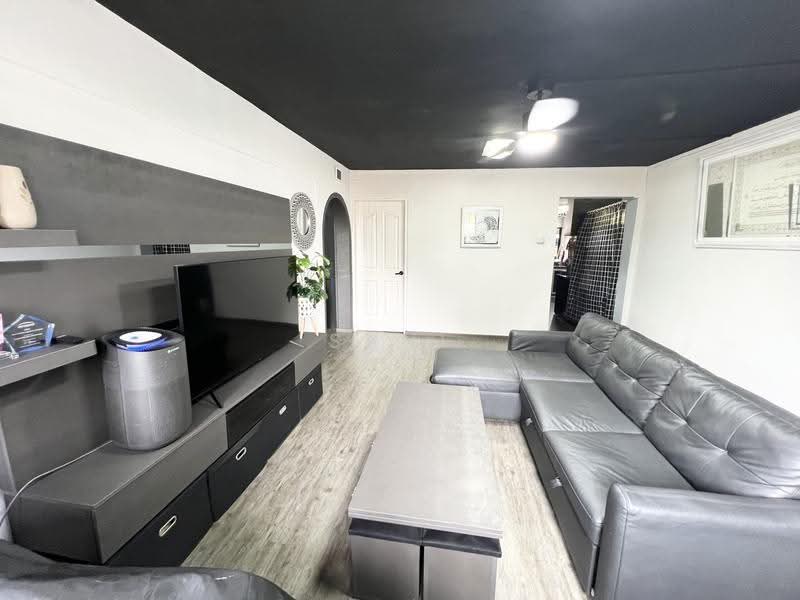 472 Ang Mo Kio Avenue 10, 472 Ang Mo Kio Avenue 10, Ang Mo Kio / Bishan / Thomson, 3 Bedrooms, 990 sqft, HDB Flat For Sale, by Sani Faisal, 500253247 - Living Room - PropertyGuru.com.sg