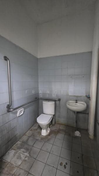 Paya Ubi Industrial Park, 51 Ubi Avenue 1, Eunos / Geylang / Paya Lebar, 4,600 sqft, Factory / Workshop (B2) For Rent, by Francis Sim, 500253286 - Bathroom - CommercialGuru.com.sg