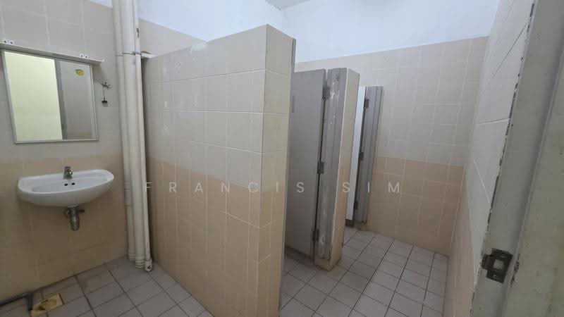 Paya Ubi Industrial Park, 51 Ubi Avenue 1, Eunos / Geylang / Paya Lebar, 4,600 sqft, Factory / Workshop (B2) For Rent, by Francis Sim, 500253286 - Bathroom - CommercialGuru.com.sg