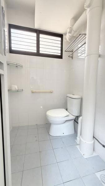 410 Bedok North Avenue 2, 410 Bedok North Avenue 2, Bedok / Upper East Coast, 2 Bedrooms, 732 sqft, HDB Flat For Sale, by Serene Wang, 500253366 - Bathroom - PropertyGuru.com.sg