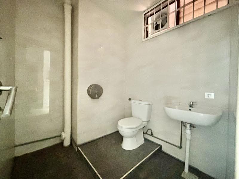 633 veerasamy road, 633 Veerasamy street, Farrer Park / Serangoon Rd, 678 sqft, Shop / Shophouse For Sale, by Catherine Chua, 500253369 - Bathroom - CommercialGuru.com.sg