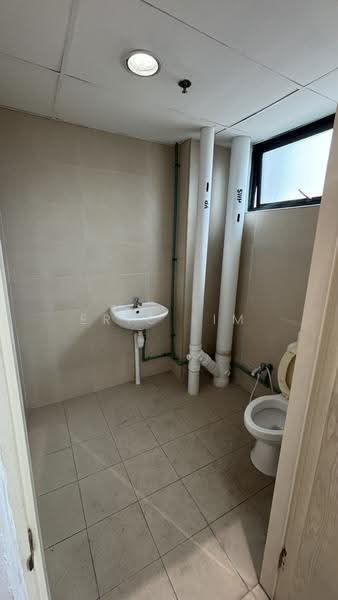 Oxley BizHub, 61 Ubi Road 1, Eunos / Geylang / Paya Lebar, 2,303 sqft, Light Industrial (B1) For Rent, by Eric Lim, 500253381 - Bathroom - CommercialGuru.com.sg
