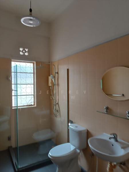 Joo Chiat Avenue, East Coast / Marine Parade, 3 Bedrooms, 2,000 sqft, Terraced House For Rent, by Jeffrey Liew, 500253433 - Bathroom - PropertyGuru.com.sg