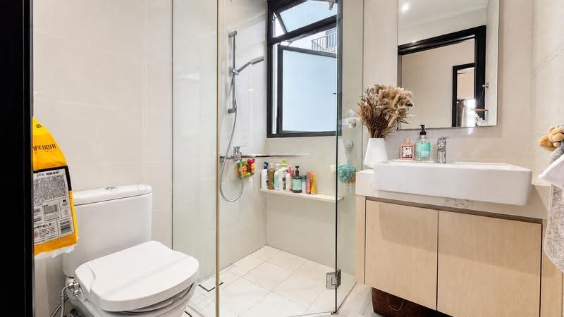 E Maisons (The Maisons), 28 Braddell Road, Macpherson / Potong Pasir, 2 Bedrooms, 936 sqft, Apartment For Rent, by Dorothy Khong, 500253446 - Common Bathroom - PropertyGuru.com.sg