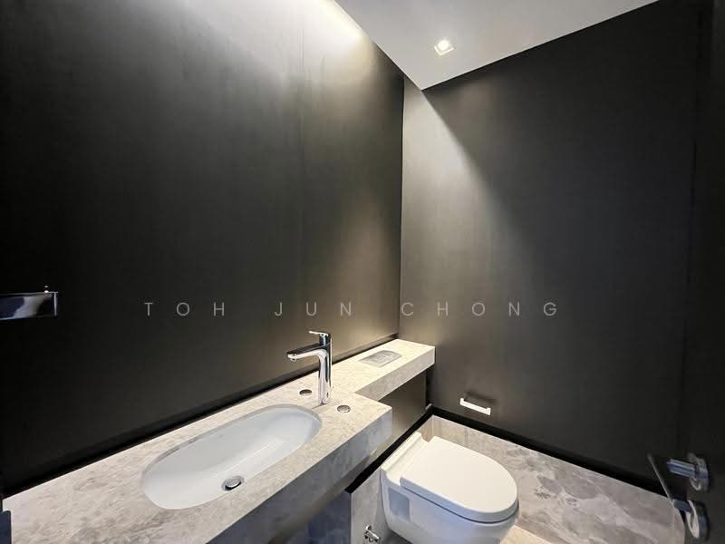 Centennia Suites, 100 Kim Seng Road, Orchard / River Valley, 4 Bedrooms, 2,303 sqft, Condominium For Rent, by Toh Jun Chong, 500253450 - Bathroom - PropertyGuru.com.sg