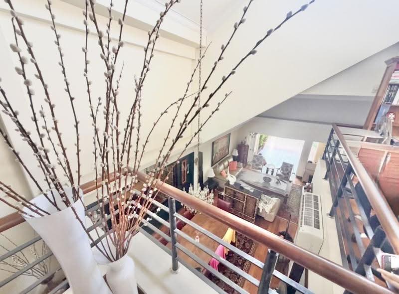 A HOME IN SERANGOON GARDENS WITH CHARACTER!!!, SERANGOON GARDEN ESTATE, Hougang / Punggol / Sengkang, 5 Bedrooms, 5,000 sqft, Semi-Detached House For Sale, by Benjamin Poh, 500253456 - Living Room - PropertyGuru.com.sg