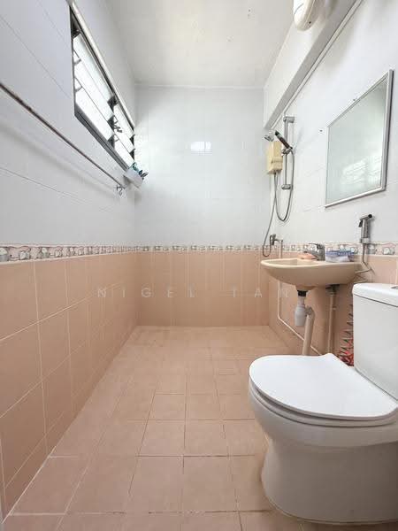 545 Jurong West Street 42, 545 Jurong West Street 42, Boon Lay / Jurong / Tuas, 3 Bedrooms, 1,119 sqft, HDB Flat For Sale, by Nigel Tan, 500253495 - Bathroom - PropertyGuru.com.sg