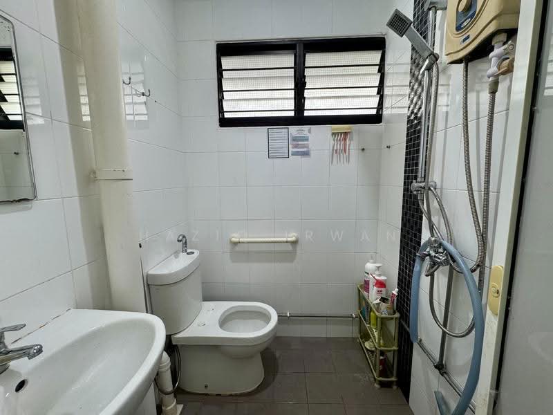 354 Clementi Avenue 2, 354 Clementi Avenue 2, Buona Vista / West Coast / Clementi New Town, 2 Bedrooms, 721 sqft, HDB Flat For Sale, by Haziq Irwan, 500253531 - Bathroom - PropertyGuru.com.sg