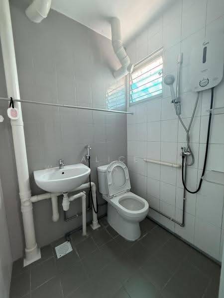 558 Ang Mo Kio Avenue 10, 558 Ang Mo Kio Avenue 10, Ang Mo Kio / Bishan / Thomson, 2 Bedrooms, 721 sqft, HDB Flat For Rent, by Alice Wijaya 黄雪莹, 500253540 - Bathroom - PropertyGuru.com.sg
