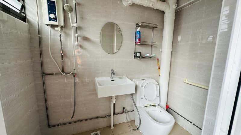 412 Serangoon Central, 412 Serangoon Central, Hougang / Punggol / Sengkang, Room Rental, 150 sqft, HDB Flat For Rent, by Lalit Rikhi, 500253574 - Bathroom - PropertyGuru.com.sg