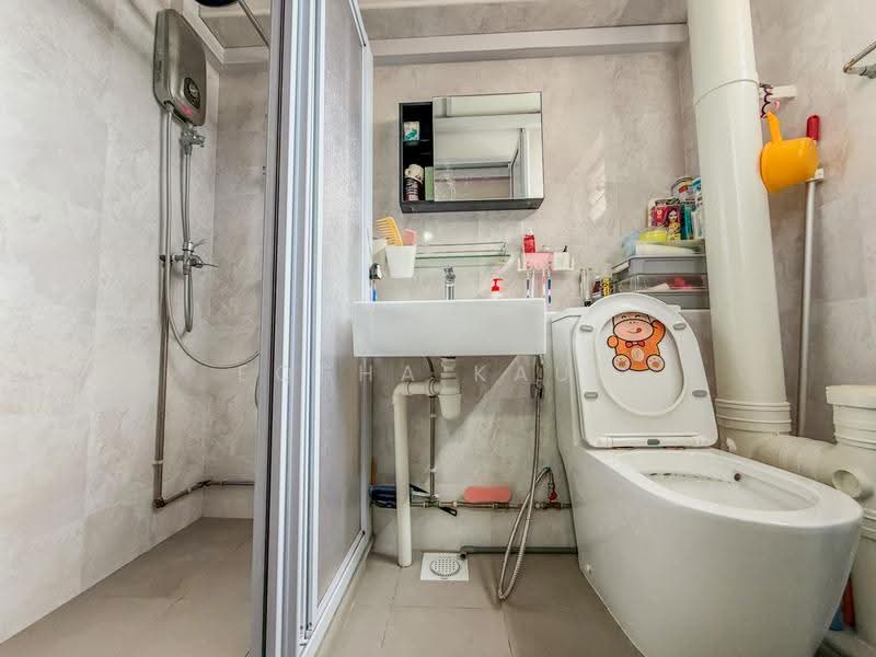 263 Bishan Street 22, 263 Bishan Street 22, Ang Mo Kio / Bishan / Thomson, 3 Bedrooms, 1,206 sqft, HDB Flat For Sale, by Eqsha Kaur, 500253611 - Bathroom - PropertyGuru.com.sg