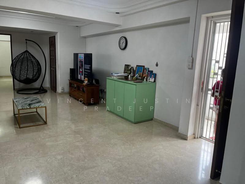 9 Bedok South Avenue 2, 9 Bedok South Avenue 2, Bedok / Upper East Coast, 3 Bedrooms, 1,432 sqft, HDB Flat For Sale, by Vincent Justin Pradeep, 500253615 - Living Room - PropertyGuru.com.sg