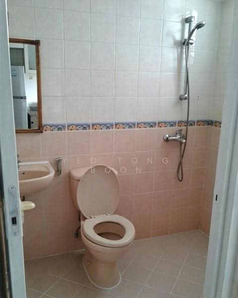 11 Farrer Park Road, 11 Farrer Park Road, Farrer Park / Serangoon Rd, 3 Bedrooms, 969 sqft, HDB Flat For Sale, by Yeo Tong Boon, 500253627 - Bathroom - PropertyGuru.com.sg