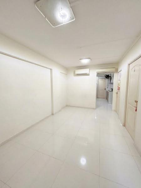 32 Jalan Bukit Ho Swee, 32 Jalan Bukit Ho Swee, Alexandra / Commonwealth, 3 Bedrooms, 570 sqft, HDB Flat For Sale, by Cheryl Phua, 500253630 - Living Room - PropertyGuru.com.sg