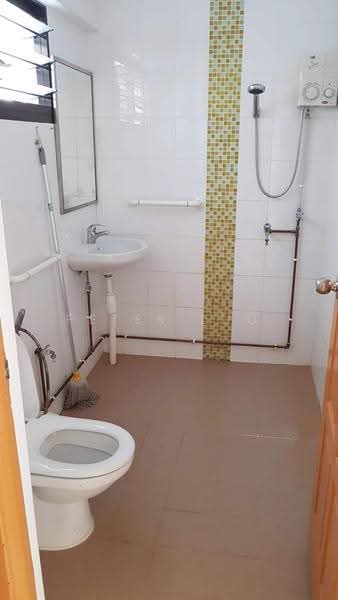 156 Tampines Street 12, 156 Tampines Street 12, Pasir Ris / Tampines, 3 Bedrooms, 1,560 sqft, HDB Flat For Rent, by PETER LUO, 500253637 - Bathroom - PropertyGuru.com.sg