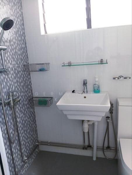327 Serangoon Avenue 3, 327 Serangoon Avenue 3, Hougang / Punggol / Sengkang, Room Rental, 120 sqft, HDB Flat For Rent, by Germaine Koh, 500253648 - Bathroom - PropertyGuru.com.sg