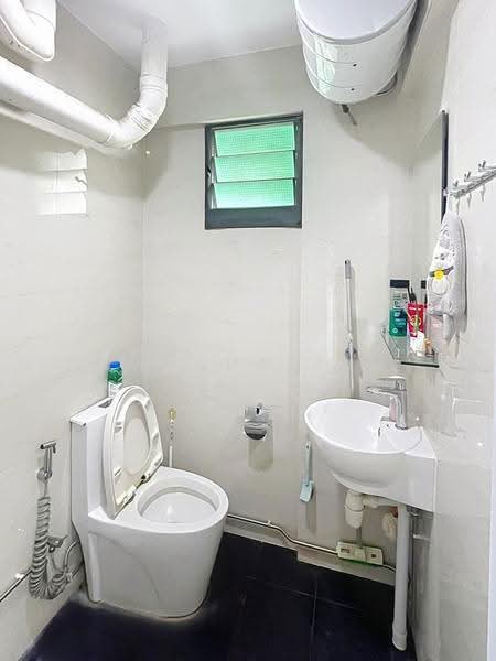 242 Yishun Ring Road, 242 Yishun Ring Road, Sembawang / Yishun, 3 Bedrooms, 1,001 sqft, HDB Flat For Sale, by Amanda Tan, 500253658 - Bathroom - PropertyGuru.com.sg