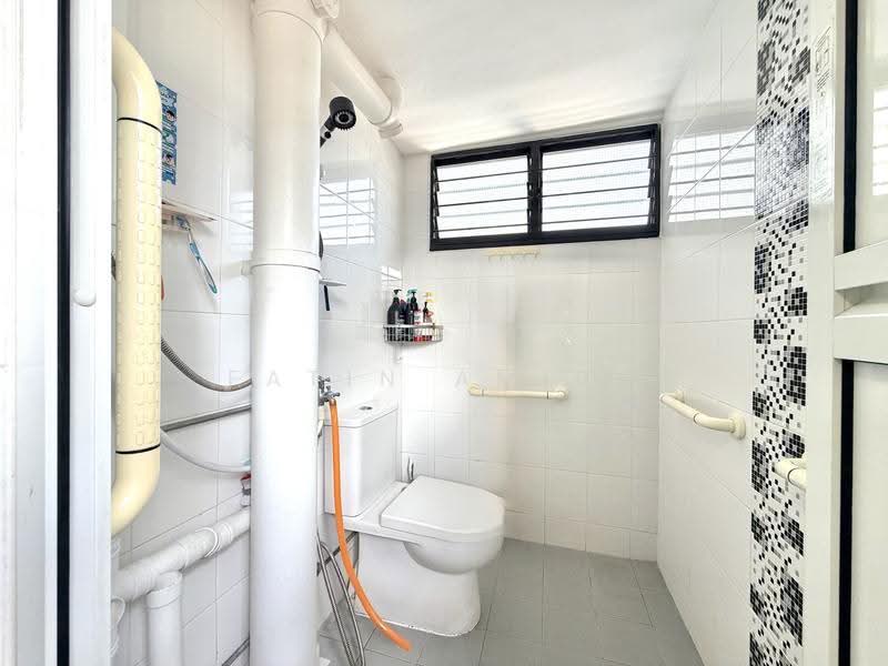 403 Pandan Gardens, 403 Pandan Gardens, Boon Lay / Jurong / Tuas, 3 Bedrooms, 1,227 sqft, HDB Flat For Sale, by Fatin Amira, 500253667 - Bathroom - PropertyGuru.com.sg