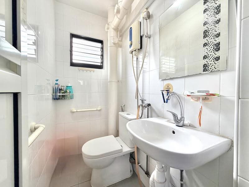 403 Pandan Gardens, 403 Pandan Gardens, Boon Lay / Jurong / Tuas, 3 Bedrooms, 1,227 sqft, HDB Flat For Sale, by Fatin Amira, 500253667 - Bathroom - PropertyGuru.com.sg