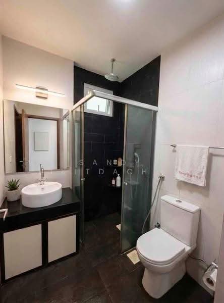 Parc Rosewood, 83 Rosewood Drive, Admiralty / Woodlands, 2 Bedrooms, 581 sqft, Condominium For Sale, by Sandy Likitdachavongs, 500253680 - Bathroom (AI edited) - PropertyGuru.com.sg