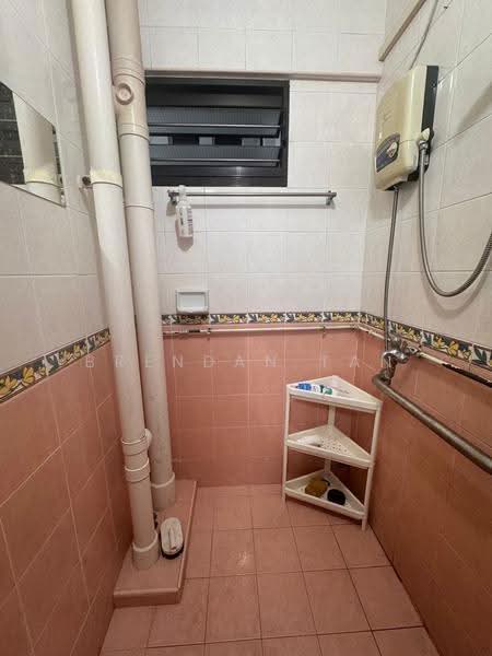 166 Stirling Road, 166 Stirling Road, Alexandra / Commonwealth, 2 Bedrooms, 731 sqft, HDB Flat For Rent, by Brendan Tan, 500253738 - Bathroom - PropertyGuru.com.sg