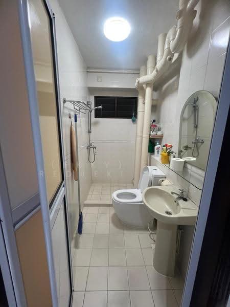 671 Choa Chu Kang Crescent, 671 Choa Chu Kang Crescent, Dairy Farm / Bukit Panjang / Choa Chu Kang, Room Rental, 150 sqft, HDB Flat For Rent, by (Ekky) Sri Redjeki Widjaja, 500253748 - Bathroom - PropertyGuru.com.sg