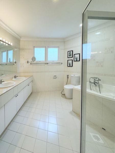 Yarwood Avenue, Yarwood Avenue, Clementi Park / Upper Bukit Timah, 5 Bedrooms, 6,000 sqft, Good Class Bungalow For Rent, by Eve Liew, 500253757 - Bathroom - PropertyGuru.com.sg